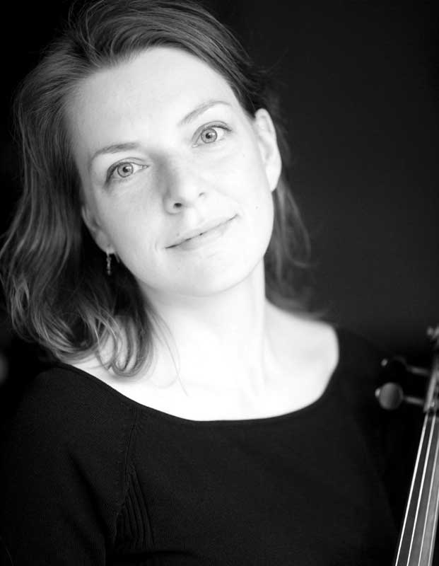 W latach 1999-2004 studiowała w Akademii Muzycznej im. Ignacego Jana Paderewskiego w klasie skrzypiec profesora Marcina Baranowskiego. - karolina-michalskaa